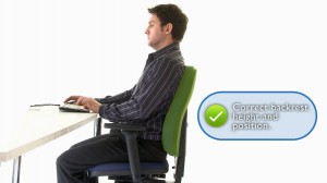 DSE user sitting at desk. Shows correct chair backrest height and position